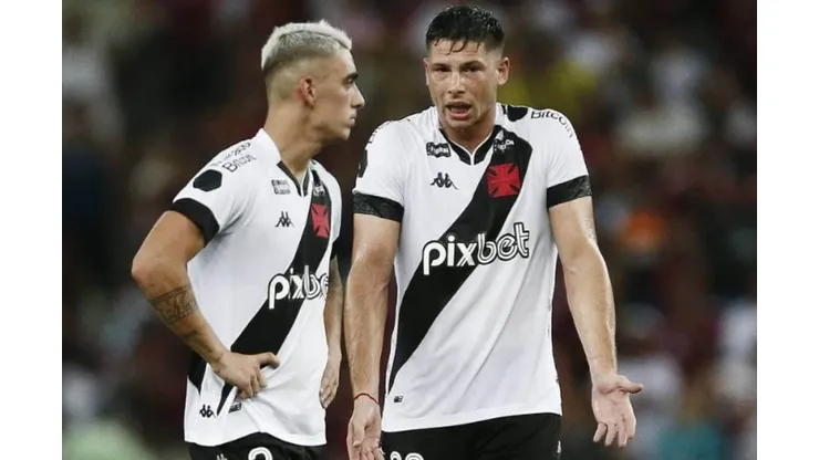 Foto: Daniel Ramalho/CRVG - Manuel Capasso (à direita) foi consultado pelo Independiente para deixar o Vasco