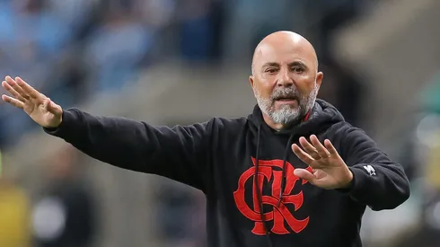 Foto: Pedro H. Tesch/AGIF - Jorge Sampaoli tecnico do Flamengo durante partida contra o Gremio no estadio Arena do Gremio pelo campeonato Copa do Brasil 2023.