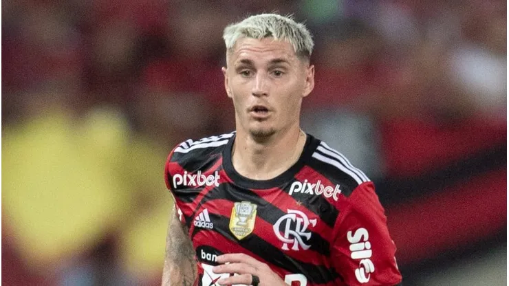 MT - CUIABA - 06/08/2023 - BRASILEIRO A 2023, CUIABA X FLAMENGO - Varela jogador do Flamengo durante partida contra o Cuiaba no estadio Arena Pantanal pelo campeonato Brasileiro A 2023. Foto: Gil Gomes/AGIF