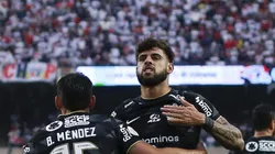 SAO PAULO, BRAZIL - SEPTEMBER 11: Yuri Alberto of Corinthians celebrates with teammates after scoring the first goal of his team during the match between Sao Paulo and Corinthians as part of Brasileirao (Photo by Ricardo Moreira/Getty Images)