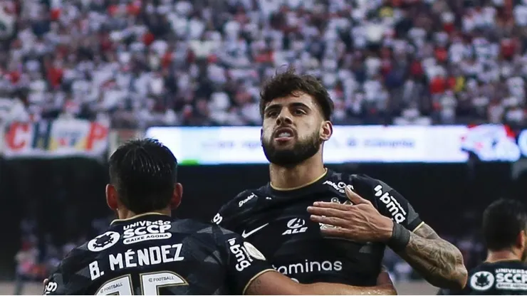 SAO PAULO, BRAZIL - SEPTEMBER 11: Yuri Alberto of Corinthians celebrates with teammates after scoring the first goal of his team during the match between Sao Paulo and Corinthians as part of Brasileirao (Photo by Ricardo Moreira/Getty Images)