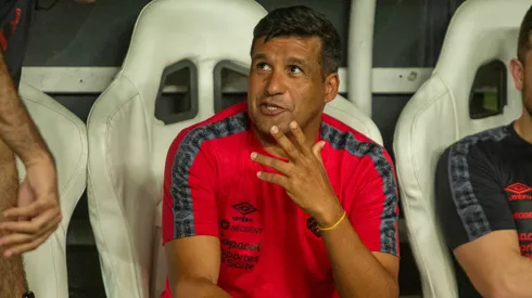 Foto: Lucas Emanuel/AGIF - Wesley Carvalho: treinador do Athletico-PR