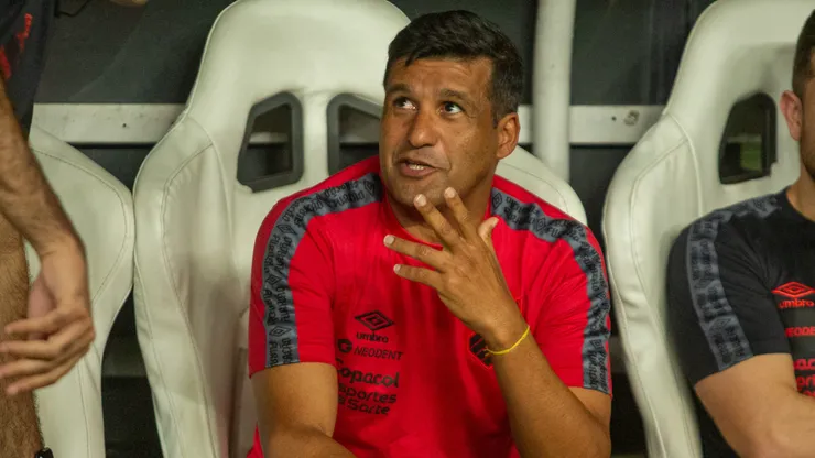 Foto: Lucas Emanuel/AGIF - Wesley Carvalho: treinador do Athletico-PR