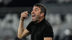 Foto: Thiago Ribeiro/AGIF - Eduardo Coudet tecnico do Internacional durante partida contra o Botafogo no estadio Engenhao pelo campeonato Brasileiro A 2023.