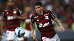 URGENTE! Ayrton Lucas aceita oferta e falta uma coisa p/saída do Flamengo -Foto: Wagner Meier/Getty Images