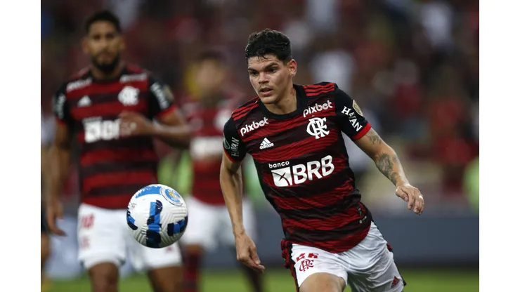 URGENTE! Ayrton Lucas aceita oferta e falta uma coisa p/saída do Flamengo -Foto: Wagner Meier/Getty Images