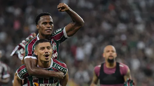 Foto: Thiago Ribeiro/AGIF - Andre e Samuel Xavier, jogadores do Fluminense, comemoram vitoria ao final da partida contra o Argentinos Juniors no estadio Maracana pelo campeonato Libertadores 2023.