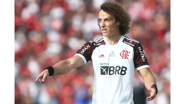 MONTEVIDEO, URUGUAY - NOVEMBER 27: David Luiz of Flamengo gives instructions to teammates during the final match of Copa CONMEBOL Libertadores 2021 between Palmeiras and Flamengo at Centenario Stadium on November 27, 2021 in Montevideo, Uruguay. (Photo by Ernesto Ryan/Getty Images)