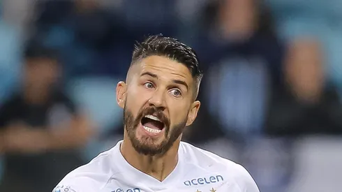 RS - PORTO ALEGRE - 12/07/2023 - COPA DO BRASIL 2023, GREMIO X BAHIA - Everaldo jogador do Bahia comemora gol marcado de penalti em decisao durante partida contra o Gremio no estadio Arena do Gremio pelo campeonato Copa do Brasil 2023. Foto: Pedro H. Tesch/AGIF