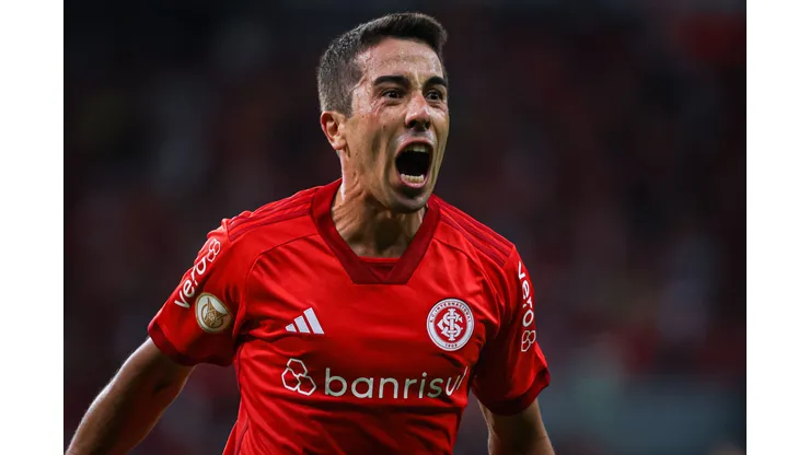 RS - PORTO ALEGRE - 30/04/2023 - BRASILEIRO A 2023, INTERNACIONAL X GOIAS - Carlos De Pena jogador do Internacional comemora seu gol durante partida contra o Goias no estadio Beira-Rio pelo campeonato BRASILEIRO A 2023. Foto: Maxi Franzoi/AGIF