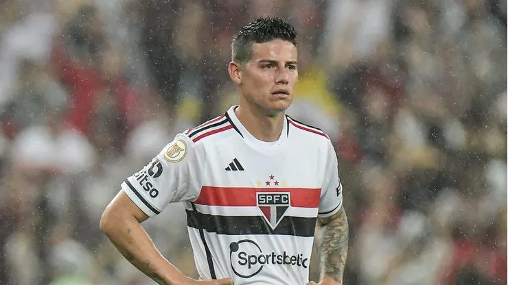 Foto: Thiago Ribeiro/AGIF - James Rodriguez jogador do Sao Paulo durante partida contra o Flamengo no estadio Maracana pelo campeonato Brasileiro A 2023.