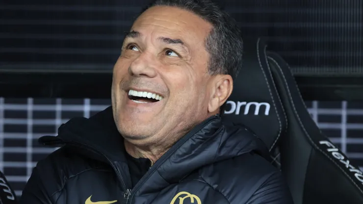 Foto: Marcello Zambrana/AGIF - Vanderlei Luxemburgo tecnico do Corinthians durante partida contra o Coritiba no estadio [LOCAL] pelo campeonato Brasileiro A 2023.