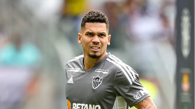 Paulinho durante o aquecimento do jogo