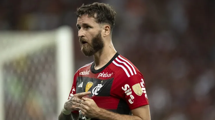 Foto: Jorge Rodrigues/AGIF - Leo Pereira jogador do Flamengo comemora seu gol durante partida contra o Aucas no estadio Maracana pelo campeonato Libertadores 2023.