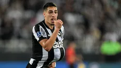 Foto: Thiago Ribeiro/AGIF - Hugo jogador do Botafogo comemora seu gol durante partida contra o Guarani-PAR no estadio Engenhao pelo campeonato Copa Sul-Americana 2023.