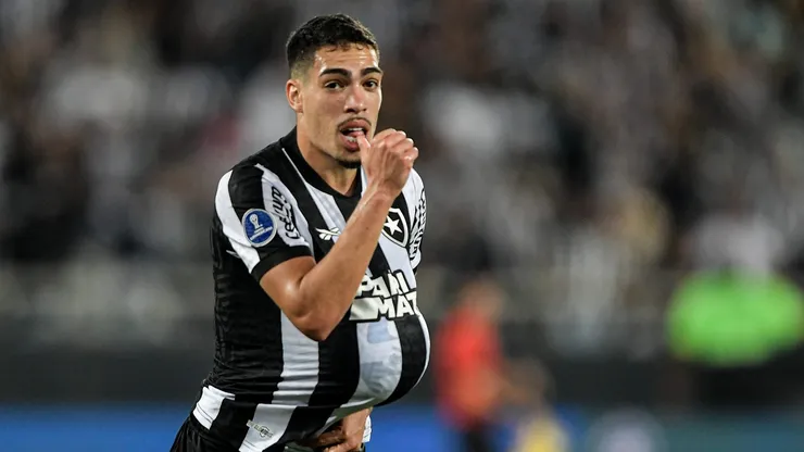 Foto: Thiago Ribeiro/AGIF - Hugo jogador do Botafogo comemora seu gol durante partida contra o Guarani-PAR no estadio Engenhao pelo campeonato Copa Sul-Americana 2023.