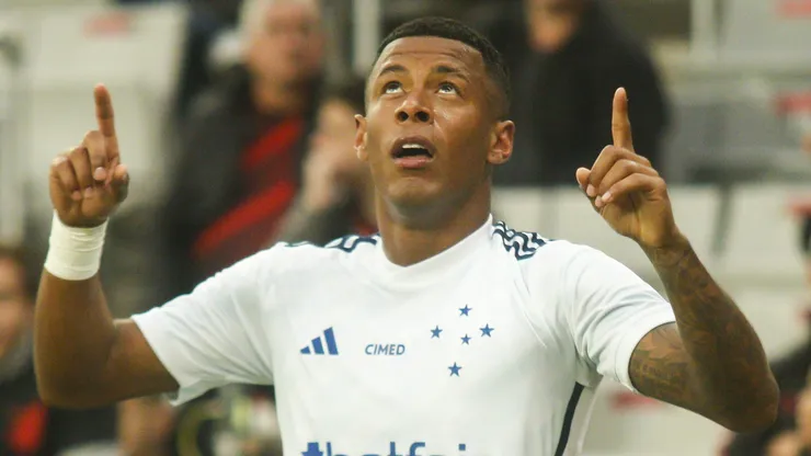 Foto: Gabriel Machado/AGIF - Arthur Gomes jogador do Cruzeiro comemora seu gol durante partida contra o Athletico-PR no estadio Arena da Baixada pelo campeonato Brasileiro A 2023.