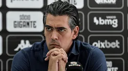 Foto: Thiago Ribeiro/AGIF - O dirigente Paulo Bracks fala aos jornalistas durante apresentacao oficial de Ramon Dias como tecnico do Vasco em coletiva de imprensa realizada no CT Moacyr Barbosa.