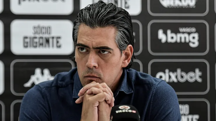 Foto: Thiago Ribeiro/AGIF - O dirigente Paulo Bracks fala aos jornalistas durante apresentacao oficial de Ramon Dias como tecnico do Vasco em coletiva de imprensa realizada no CT Moacyr Barbosa.