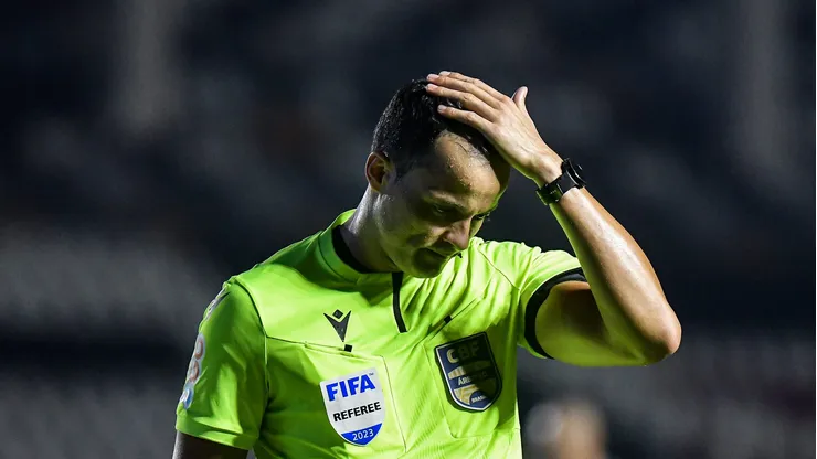 RJ - RIO DE JANEIRO - 08/07/2023 - BRASILEIRO A 2023, VASCO X CRUZEIRO - O arbitro Savio Pereira Sampaio durante partida entre Vasco e Cruzeiro no estadio Sao Januario pelo campeonato Brasileiro A 2023. Foto: Thiago Ribeiro/AGIF