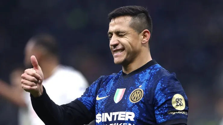 MILAN, ITALY - DECEMBER 12: Alexis Sanchez of Internazionale winks as he gives a thumbs up during the Serie A match between FC Internazionale and Cagliari Calcio at Stadio Giuseppe Meazza on December 12, 2021 in Milan, Italy. (Photo by Marco Luzzani/Getty Images)