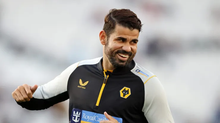LONDON, ENGLAND - OCTOBER 01: Diego Costa of Wolverhampton Wanderers warms up prior to the Premier League match between West Ham United and Wolverhampton Wanderers at London Stadium on October 01, 2022 in London, England. (Photo by Marc Atkins/Getty Images)