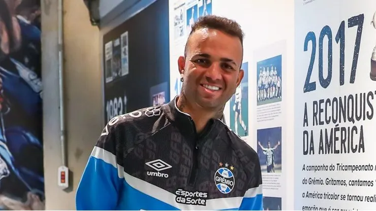 RS - FUTEBOL/GREMIO - ESPORTES - Atletas Andre, Nathan, Iturbe, Fabio, Luan, Besozzi, Rodrigo Ely, Caique e João Pedro realizam o tour na Arena do Gremio. FOTO: LUCAS UEBEL/GREMIO FBPA