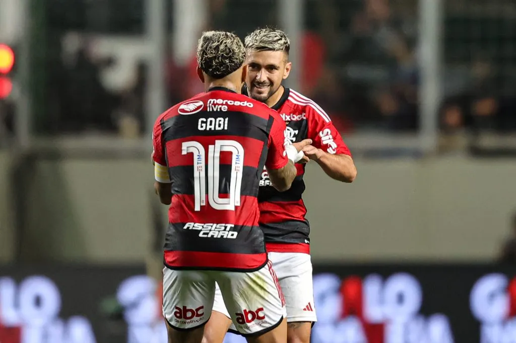 MG – BELO HORIZONTE – 29/07/2023 – BRASILEIRO A 2023, ATLETICO-MG X FLAMENGO – De Arrascaeta jogador do Flamengo comemora seu gol durante partida contra o Atletico-MG no estadio Independencia pelo campeonato Brasileiro A 2023. Foto: Gilson Lobo/AGIF