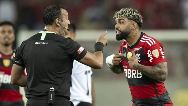 Foto: Jorge Rodrigues/AGIF - Gabigol reclamou muito após anulação do gol no Flamengo.