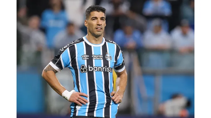 Pedro H. Tesch/AGIF. Grêmio conversa com medalhão de Copa do Mundo para reserva de Suárez