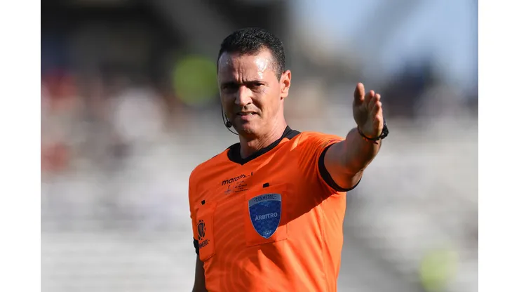 CORDOBA, ARGENTINA - OCTOBER 01: Referee Wilmar Roldán gestures during the Copa CONMEBOL Sudamericana 2022 Final match between Sao Paulo and Independiente del Valle at Mario Alberto Kempes Stadium on October 01, 2022 in Cordoba, Argentina. (Photo by Marcelo Endelli/Getty Images)