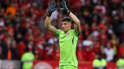 PORTO ALEGRE, BRAZIL - AUGUST 08: Sergio Rochet of Internacional acknowledges the fans during a Copa CONMEBOL Libertadores 2023 round of sixteen second leg match between Internacional and River Plate at Beira-Rio Stadium on August 08, 2023 in Porto Alegre, Brazil. (Photo by Pedro Tesch/Getty Images)