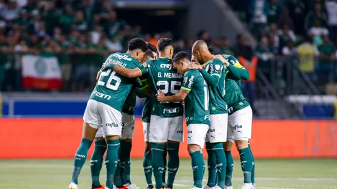 SAO PAULO, BRAZIL - AUGUST 09: Players of Palmeiras huddle prior to a Copa CONMEBOL Libertadores 2023 round of sixteen second leg match between Palmeiras and Atletico Mineiro at Allianz Parque on August 09, 2023 in Sao Paulo, Brazil. (Photo by Miguel Schincariol/Getty Images)