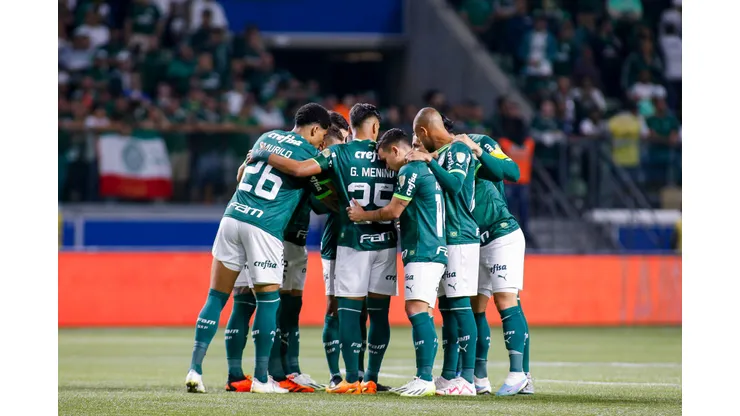 SAO PAULO, BRAZIL - AUGUST 09: Players of Palmeiras huddle prior to a Copa CONMEBOL Libertadores 2023 round of sixteen second leg match between Palmeiras and Atletico Mineiro at Allianz Parque on August 09, 2023 in Sao Paulo, Brazil. (Photo by Miguel Schincariol/Getty Images)
