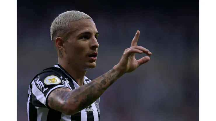 BELO HORIZONTE, BRAZIL - NOVEMBER 07: Guilherme Arana of Atletico Mineiro celebrates after scoring the first goal of his team during a match between Atletico Mineiro and America MG as part of Brasileirao Series A 2021 at Mineirao Stadium on November 07, 2021 in Belo Horizonte, Brazil. (Photo by Pedro Vilela/Getty Images)