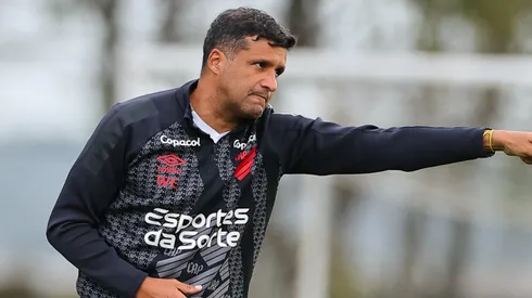 Foto: José Tramontin/athletico.com.br/Divulgação - Wesley Carvalho: futuro do interino está traçado