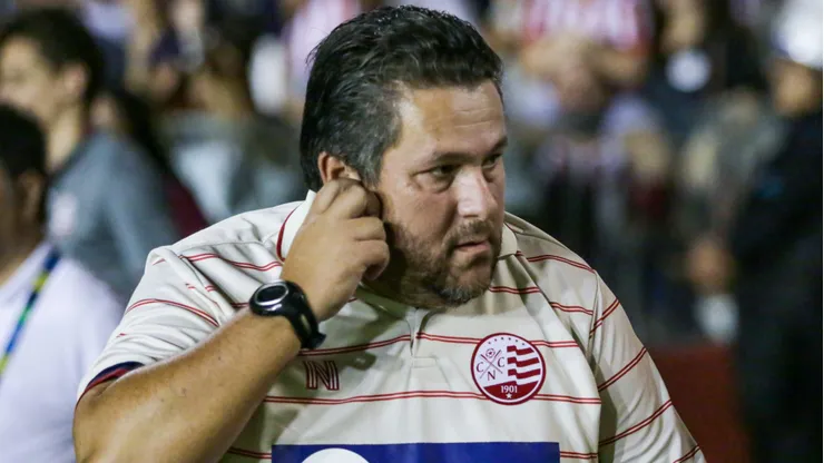Foto: Rafael Vieira/AGIF - Fernando Marchiori tecnico do Nautico durante partida contra o Remo no estadio Aflitos pelo campeonato Brasileiro C 2023.