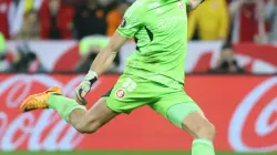 Foto: Divulgação/Internacional/Ricardo Duarte. Rochet batendo pênalti da classificação do Internacional