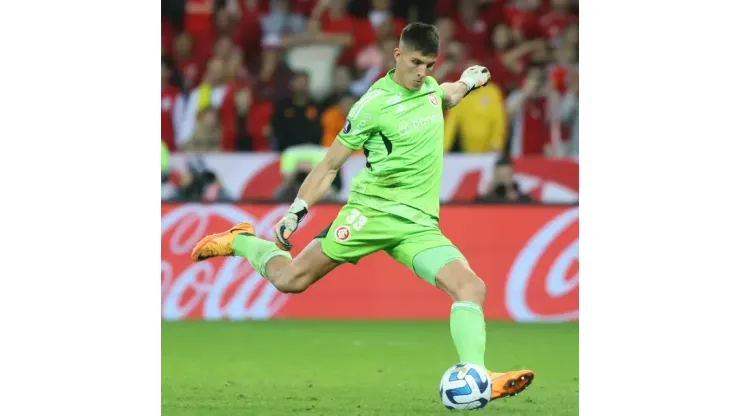 Foto: Divulgação/Internacional/Ricardo Duarte. Rochet batendo pênalti da classificação do Internacional