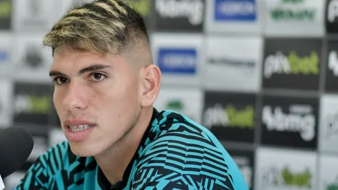 JOGANDO MUITO! Situação de Carlos Palacios chega ao Vasco com compra - Foto: Thiago Ribeiro/AGIF