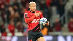 Foto: Divulgação/Athletico-PR/ José Tramontin. Vitor Roque ao marcar para o Athletico-PR contra Bolívar