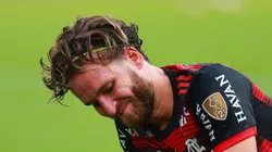 Photo by Hector Vivas/Getty Images - Léo Pereira recebe notícia no Flamengo