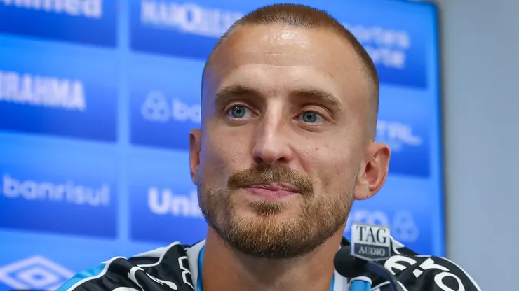 Foto: Lucas Uebel/Grêmio/Divulgação - Rodrigo Ely: zagueiro é uma das novidades no elenco