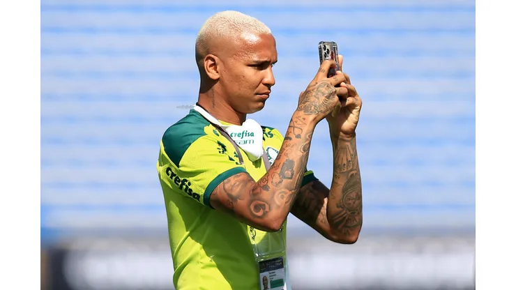 MONTEVIDEO, URUGUAY - NOVEMBER 26: Deyverson of Palmeiras takes a pictures with his mobile phone during the field scouting ahead of CONMEBOL Libertadores 2021final between Palmeiras and Flamengo at Centenario Stadium on November 26, 2021 in Montevideo, Uruguay. (Photo by Buda Mendes/Getty Images)