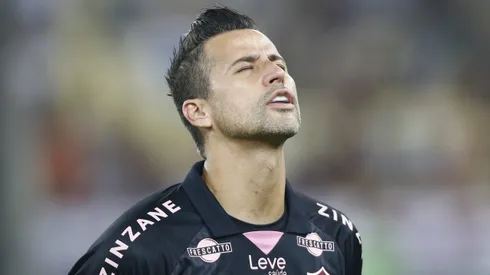 RIO DE JANEIRO, BRAZIL - JUNE 24: Fabio goalkeeper of Fluminense gestures prior the match between Fluminense and Bahia as part of Brasileirao 2023 at Maracana Stadium on June 24, 2023 in Rio de Janeiro, Brazil. (Photo by Wagner Meier/Getty Images)