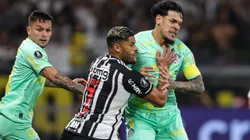 MG - BELO HORIZONTE - 02/08/2023 - LIBERTADORES 2023, ATLETICO-MG X PALMEIRAS - Hulk jogador do Atletico-MG disputa lance com Gustavo Gomez jogador do Palmeiras durante partida no estadio Mineirao pelo campeonato Libertadores 2023. Foto: Gilson Lobo/AGIF