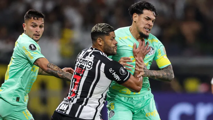 MG - BELO HORIZONTE - 02/08/2023 - LIBERTADORES 2023, ATLETICO-MG X PALMEIRAS - Hulk jogador do Atletico-MG disputa lance com Gustavo Gomez jogador do Palmeiras durante partida no estadio Mineirao pelo campeonato Libertadores 2023. Foto: Gilson Lobo/AGIF