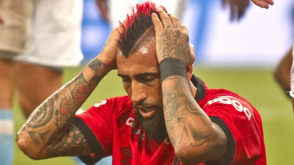 PR – CURITIBA – 16/07/2023 – BRASILEIRO A 2023, ATHLETICO-PR X BAHIA – Arturo Vidal jogador do Athletico-PR lamenta chance perdida durante partida contra o Bahia no estadio Arena da Baixada pelo campeonato Brasileiro A 2023. Foto: Gabriel Machado/AGIF