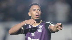 Foto: Fernando Torres/AGIF - Pedro Vitor jogador do Remo comemora seu gol durante partida contra o Aguia de Maraba no estadio Baenao pelo campeonato Paraense 2023.