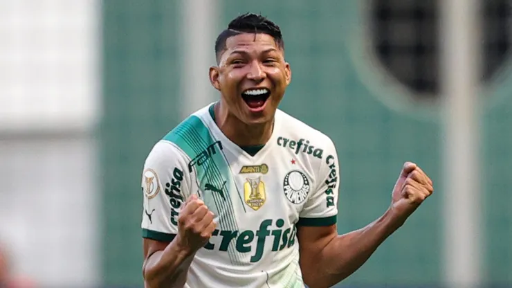 Foto: Gilson Lobo/AGIF - Rony jogador do Palmeiras comemora seu gol durante partida contra o America-MG no estadio Independencia pelo campeonato Brasileiro A 2023.